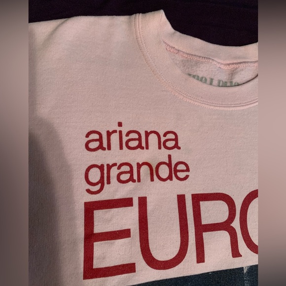 **SOLD** Ariana Grande Live in Europe crewneck Large - Picture 4 of 10